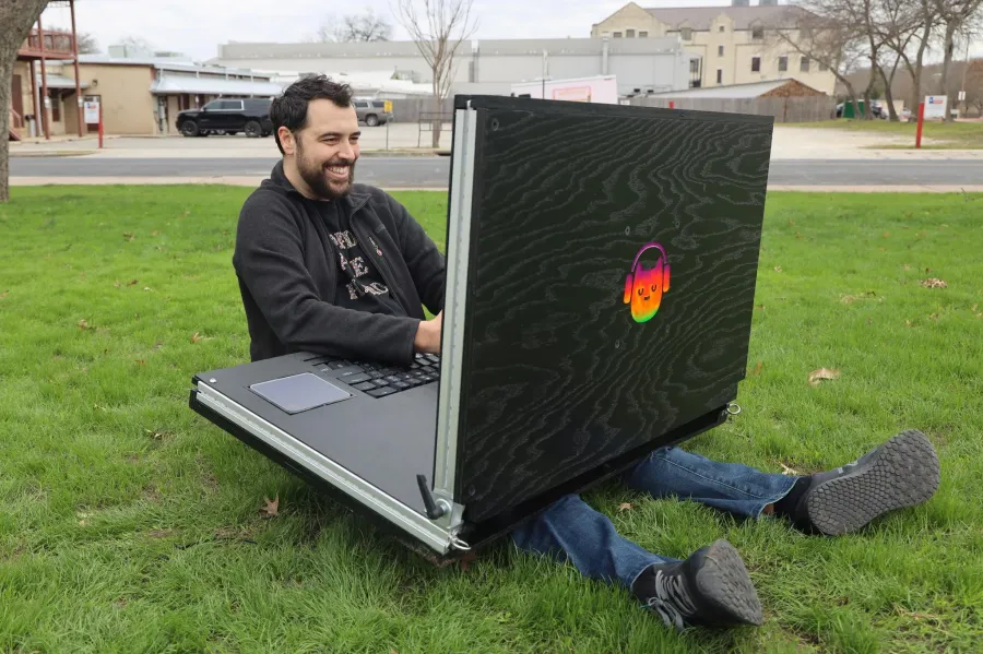 okay-im-not-a-big-fan-of-laptops-v0-xphx94zriumc1.webp